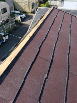 屋根の棟包み板金が剥がれた