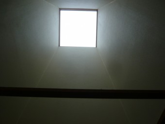 室内から天窓をみる