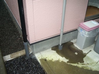 雨水溝からあふれてる
