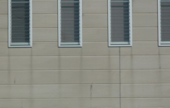 窓外壁の汚れ水切り