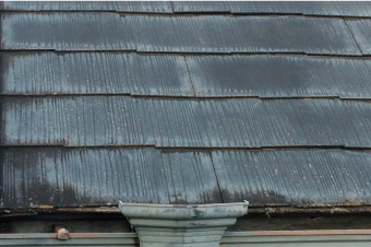 屋根材の経年劣化により塗装が剥がれる