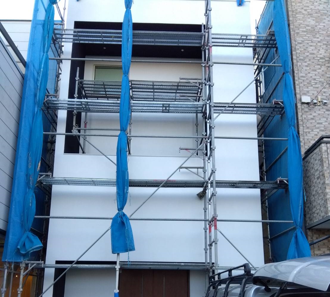 静岡市葵区、木造３階建て住宅屋根からの雨漏り発生の現況調査及び修理を行っています。