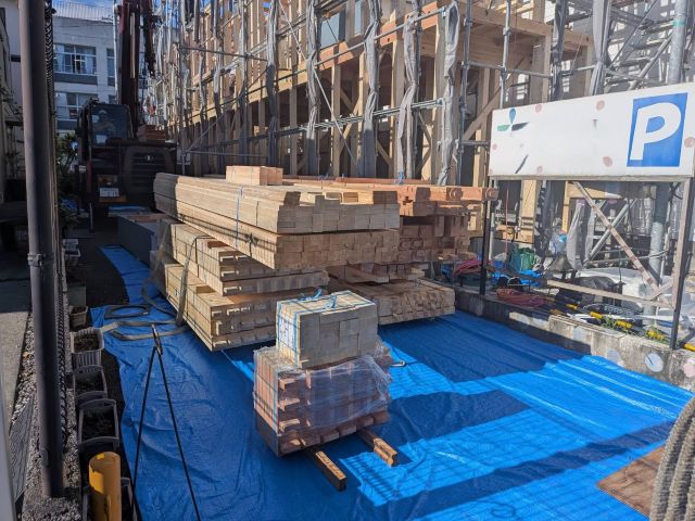 静岡市葵区の３階建て店舗併用住宅で間口が２.７ｍの狭小地上棟、一日で骨組みと屋根防水まで進めた現場