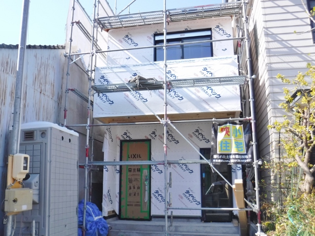 静岡市葵区で木造２階建て住宅の屋根にガルバリーム鋼板貼りと、ベランダのFRP防水工事を施工しています。