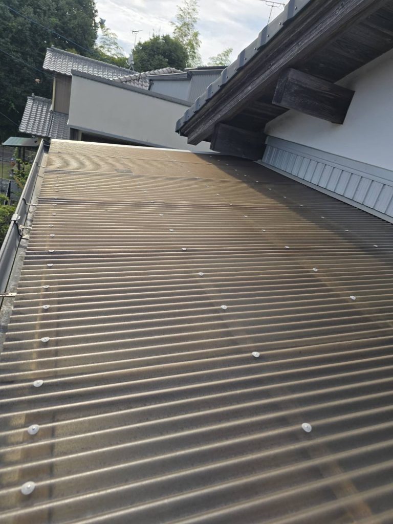静岡市駿河区でヒョウ被害により穴が空いたベランダのポリカ波板を修理・貼り替え前に調査