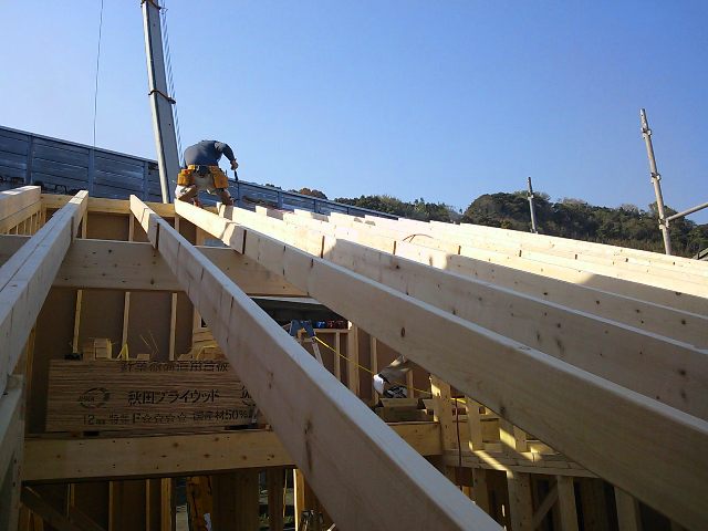 静岡市清水区の新築工事で木造２階建ての骨組みを組み上棟し屋根のルーフィングとベランダ防水下地を確認