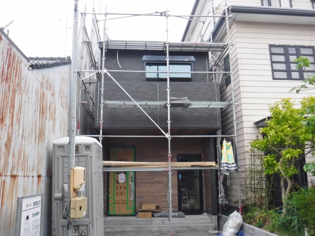 静岡市葵区で木造２階建て住宅の屋根に太陽光発電パネルの設置を行っております
