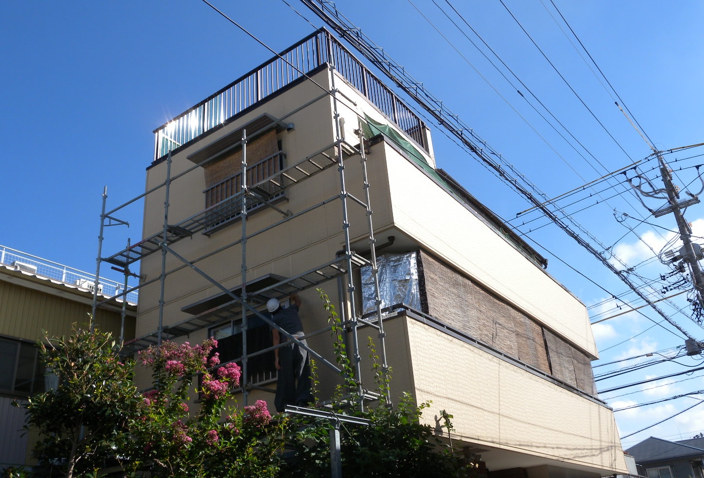 静岡市駿河区、木造３階建て住宅の外壁サイディングからの雨漏りで原因調査をして、外壁の貼り替え工事を行っております