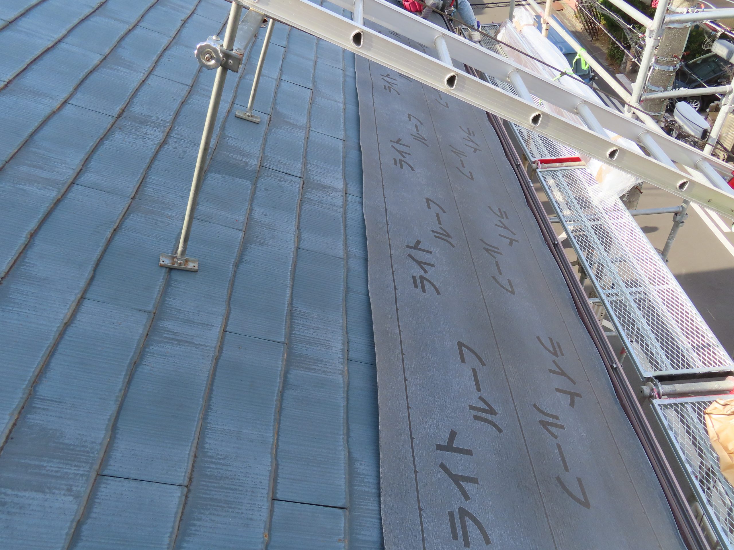 防水用のルーフィングを古い屋根の上から敷く