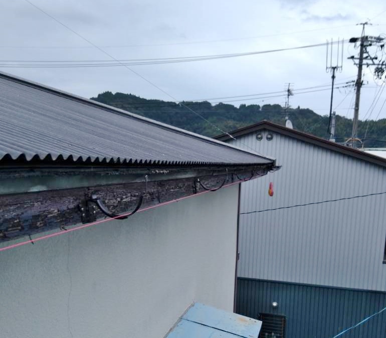 屋根の雨樋破損修理