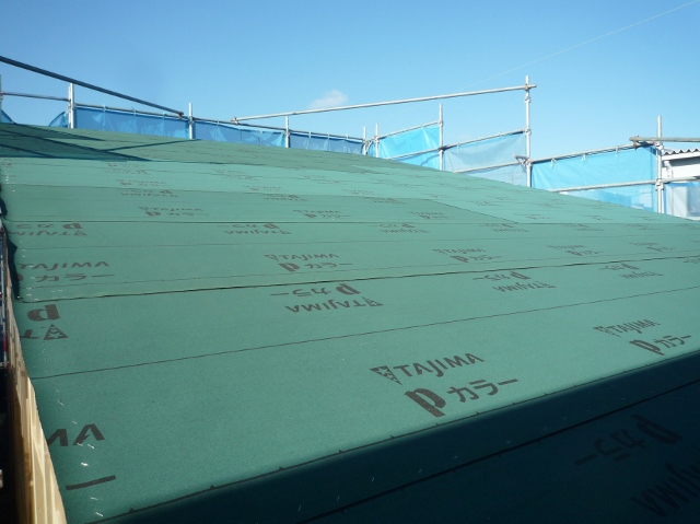 静岡市駿河区で木造２階建て住宅の屋根工事、ルーフィングで防水後にガルバリウム鋼板貼りを行っております