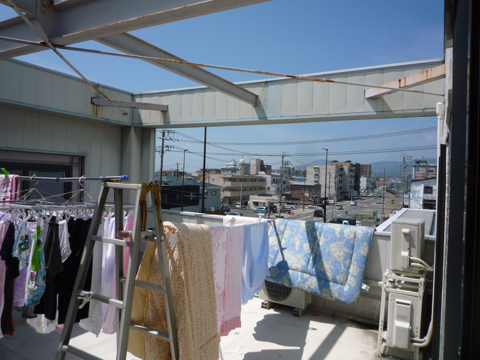 静岡市駿河区、築２６年の鉄骨３建て住宅の洗濯干し場に屋根を付けて洗濯物が雨で濡れない工夫をしたいとの御連絡を頂きました