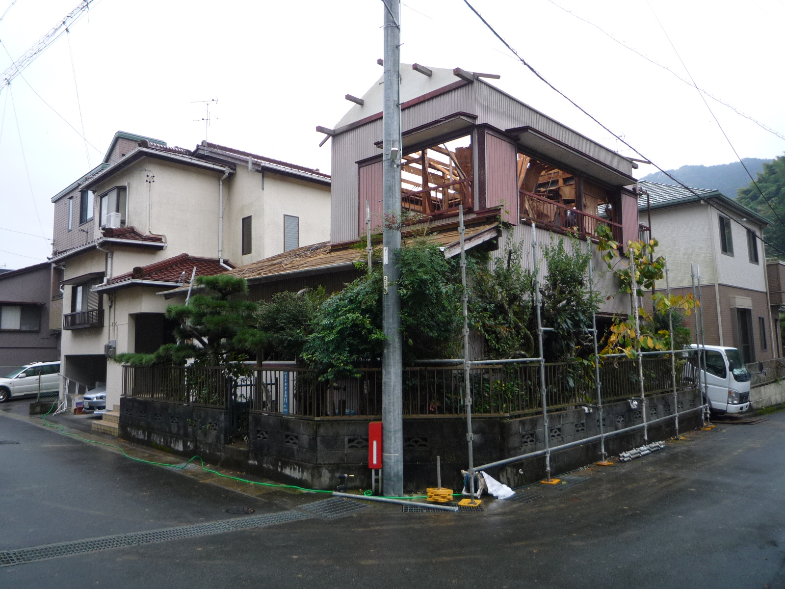 静岡市駿河区、築２９年の木造２階建て住宅の玄関横にトイレを設置しますが、先に隣接している古い建物を解体します。