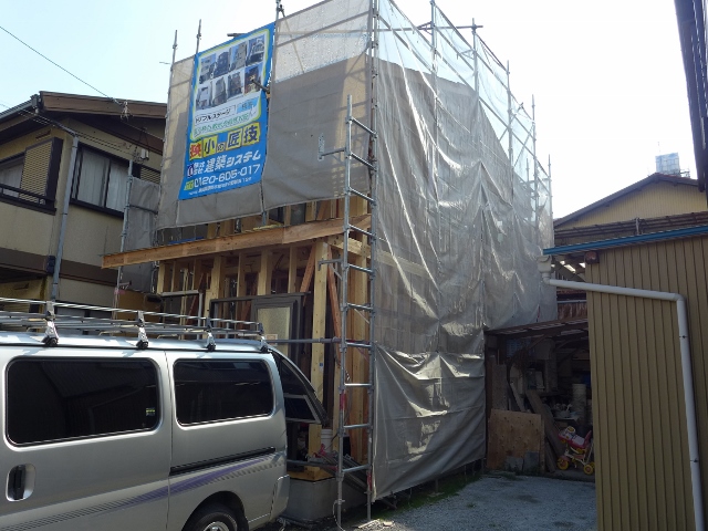 静岡市葵区で木造２階建て住宅、屋根材をガルバリウム鋼板で葺く工事を行っております。