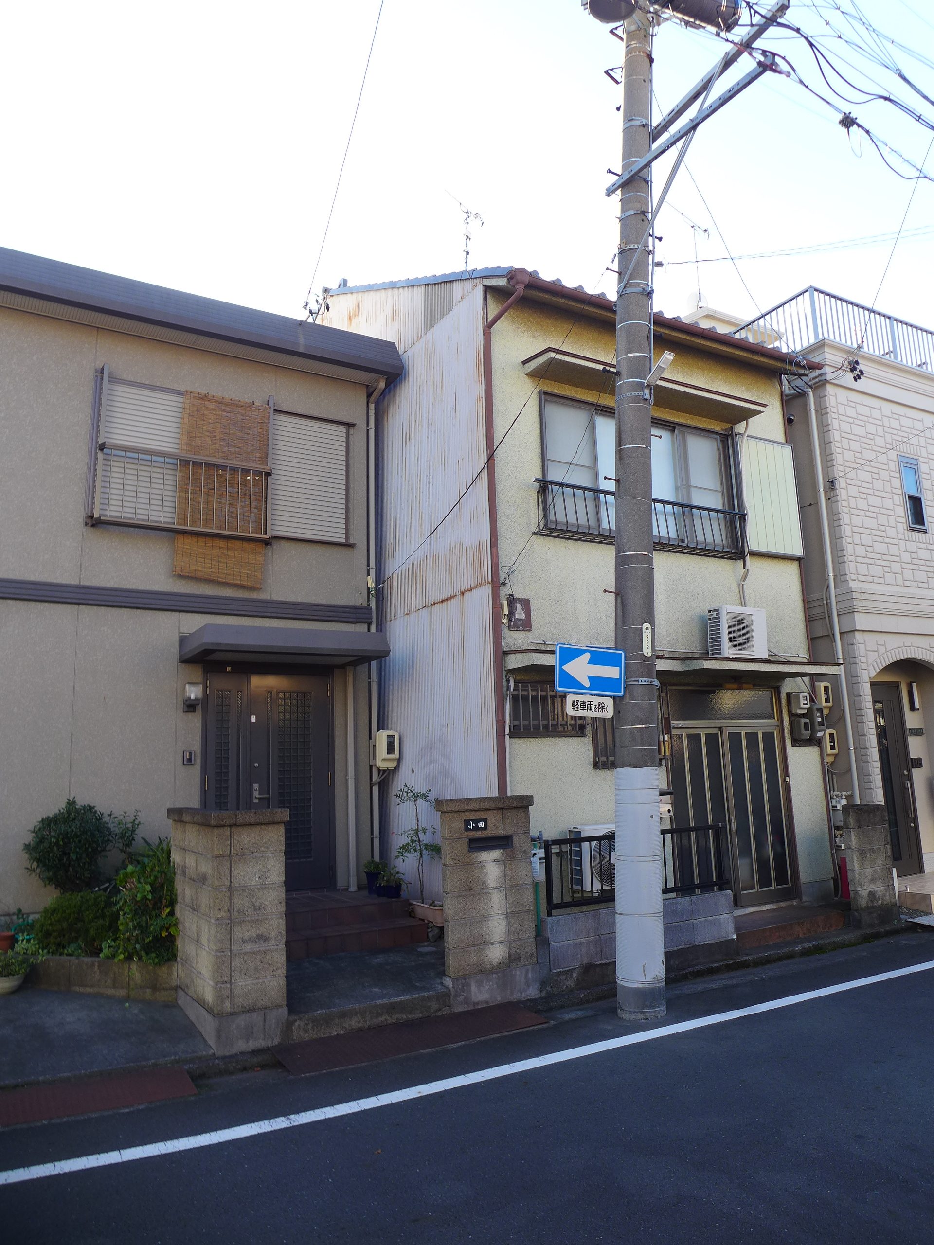 静岡市葵区一番町、築３２年の木造住宅２階建ての瓦屋根を撤去して、ガルバで貼り換える工事を行っております