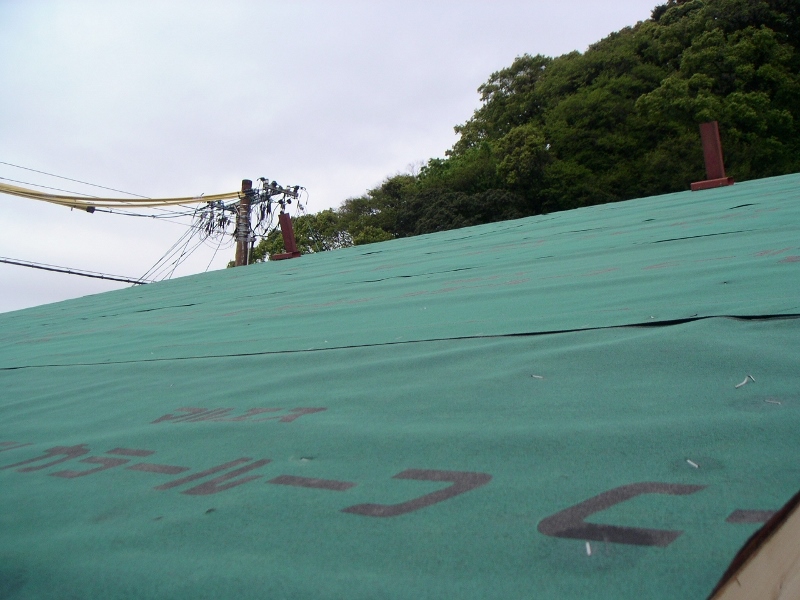 清水区興津で屋根のアスファルトルーフィングを貼りました