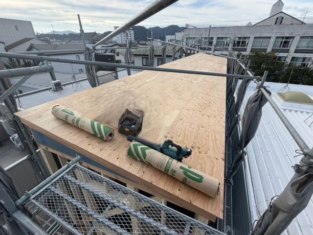 屋根下地合板の施工後