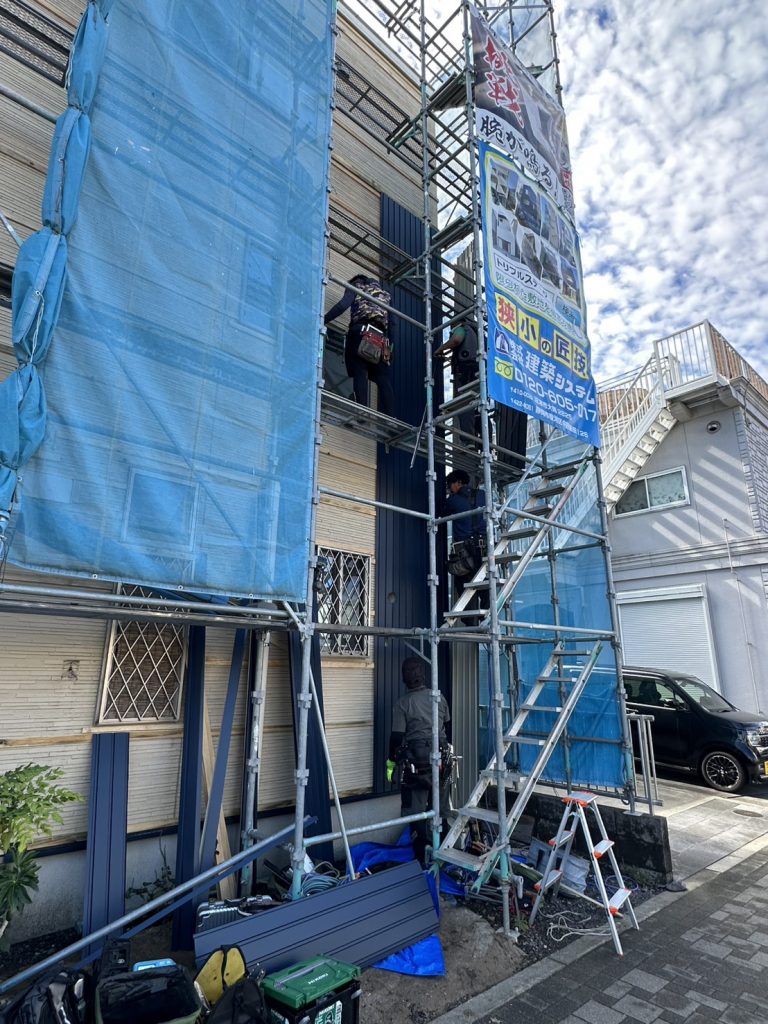 正面外壁の施工中