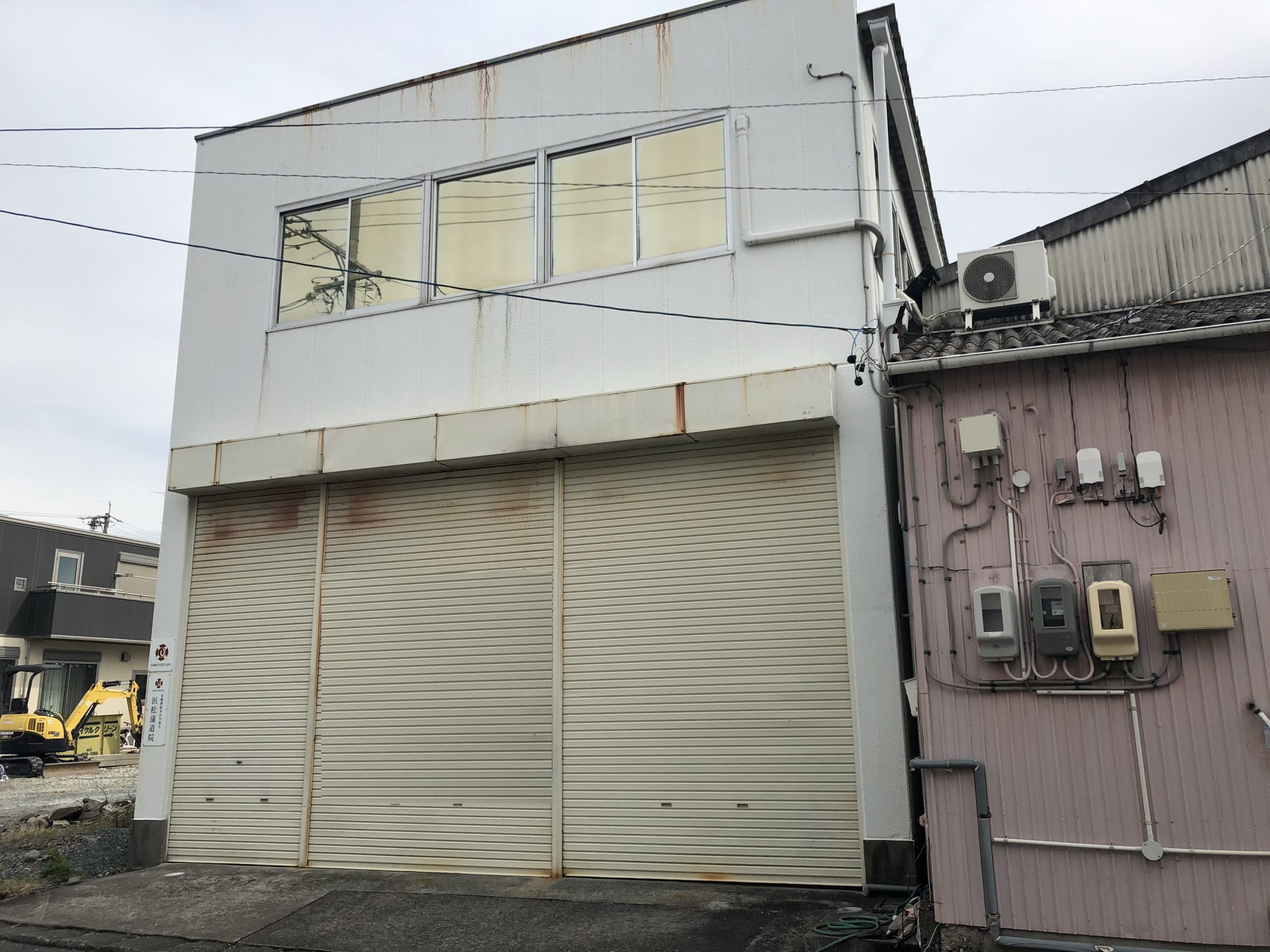 浜松市中区の築３４年の倉庫兼道場の天井に断熱材を入れて天井を新たに作り直す工事を行いました。