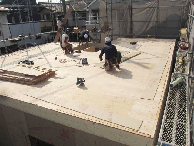 静岡市駿河区でて２階建て木造住宅の骨組みを組んでいます。