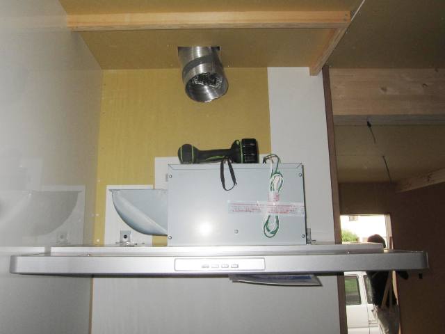 静岡市駿河区の３階建て住宅でシステムキッチンの設置工事を行っております。