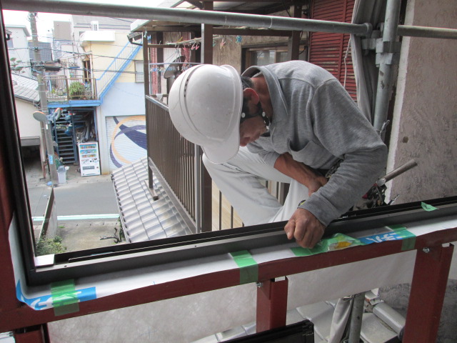 静岡市清水区相生町、鉄骨住宅３階建ての窓の取り付けと防水テープ巻きの作業を行っております。