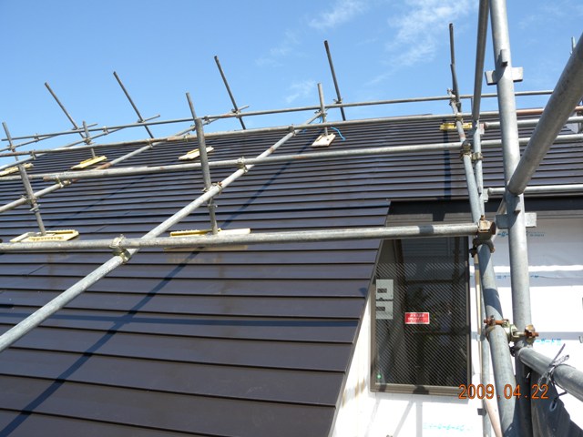 静岡市葵区、木造２階建て住宅の屋根ガルバリウム鋼板葺き及び室内発泡ウレタン断熱材吹き付け工事を行いました