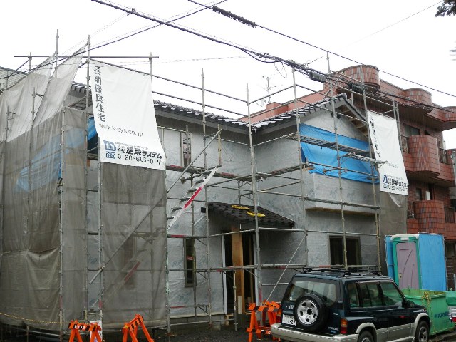 静岡市葵区、木造２階建て住宅で外壁工事と、内部の発泡ウレタン断熱の施工を行っております