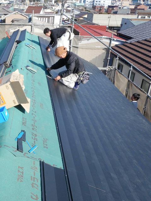 富士市の木造住宅２階建ての屋根工事を行い、内部の電気配線の施工も同時に進めております。