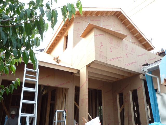 静岡市駿河区木造２階建て住宅の骨組みが完了したところで屋根の防水シート貼りの施工をスタートします