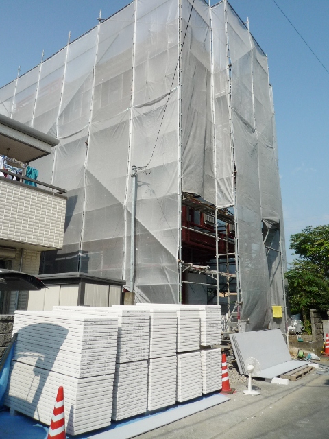 富士市３階建て住宅の外壁工事と内部の給排水、給湯配管工事も並行して施工しております