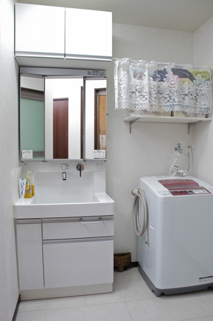 静岡市駿河区中田、真っ暗だった洗面・洗濯室が明る過ぎ