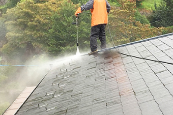 スレートの屋根を洗浄する様子