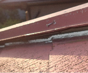 スレート屋根チェック1.棟板金とそれを固定している釘が浮いている